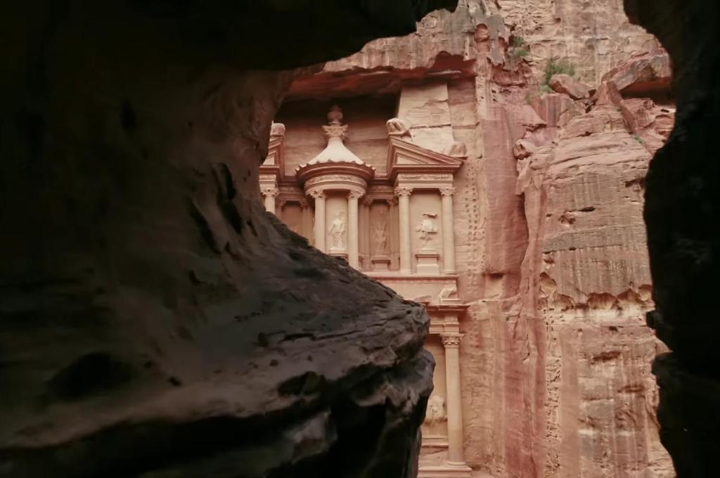 een gebouw aan de zijkant van een klif bij Rendezvous hotel petra in Wadi Musa