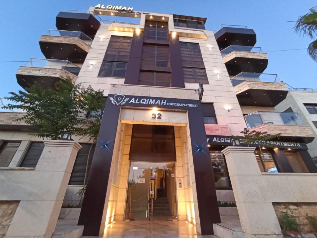 ein Gebäude mit Eingang zum Akhtar Hotel in der Unterkunft AlQimah Hotel Apartments in Amman