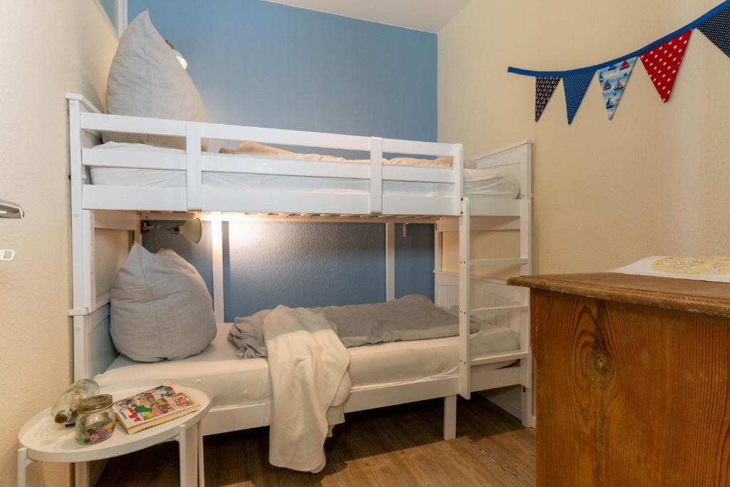 Camera con 2 letti a castello. di Aquamarina 17 a Heiligenhafen