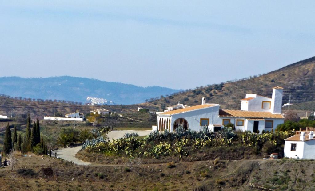 SedellaにあるCasa Siete Arcosの山を背景にした丘の上の家