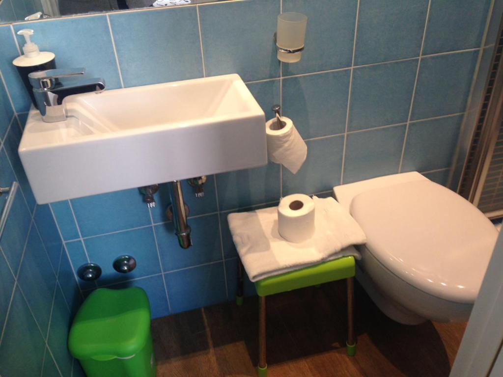 Kúpeľňa v ubytovaní La stanza sul Porto di Amalfi camera piccina piccina con bagno privato e terrazzino vista mare