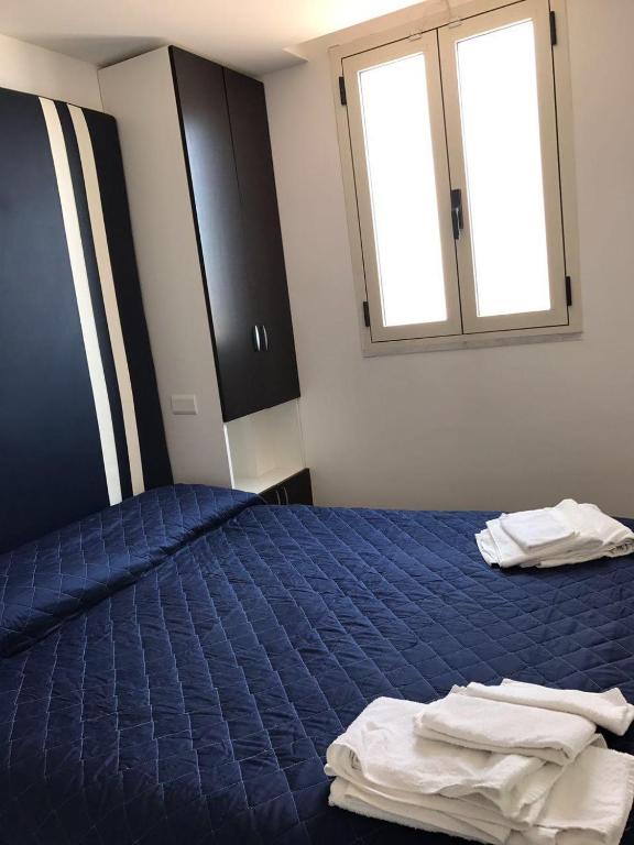 Posteľ alebo postele v izbe v ubytovaní La stanza sul Porto di Amalfi camera piccina piccina con bagno privato e terrazzino vista mare