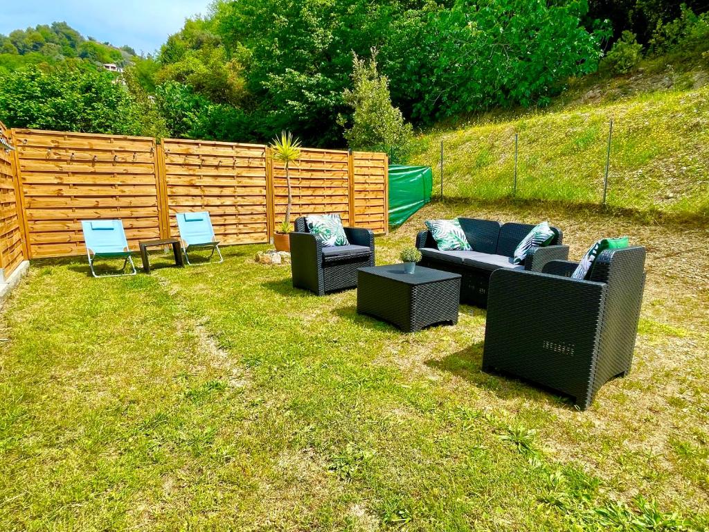 um quintal com cadeiras e sofás na relva em Cosy & Chill Appartements - 10 min de la mer - Jardin, Netflix, terrasse, fibre & parking em Cagnes-sur-Mer