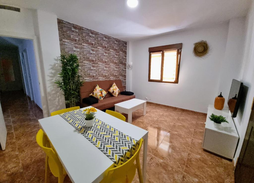 - un salon avec une table et un canapé dans l'établissement Apartamento Camino Al Castillo, à Xàtiva