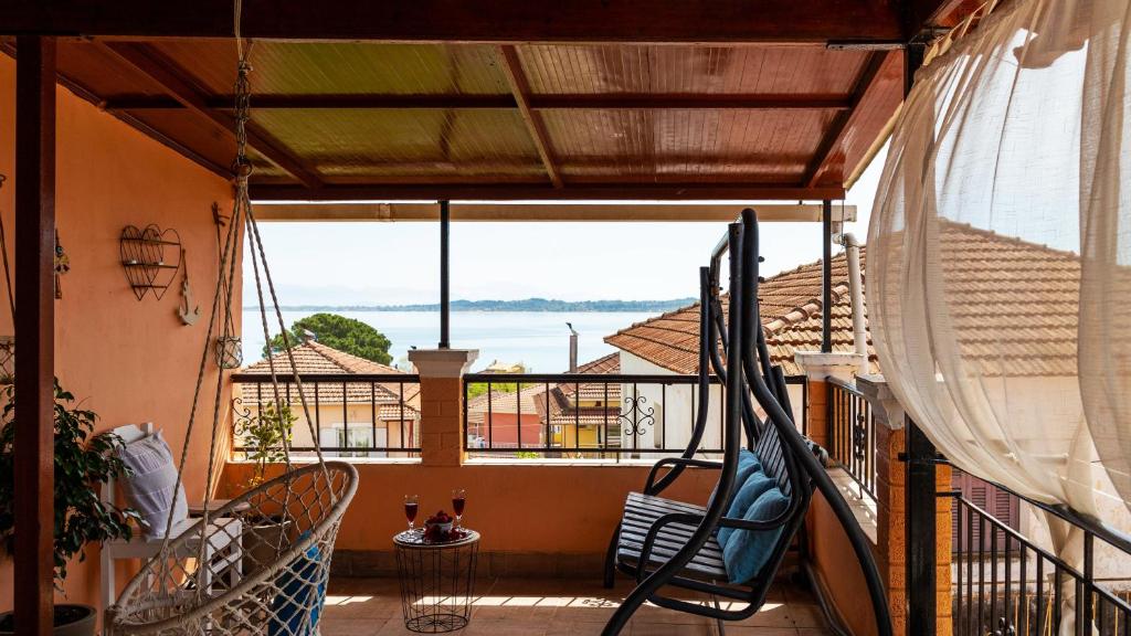 uma varanda com vista para o mar a partir de uma casa em Lovely Traditional House em Petrití