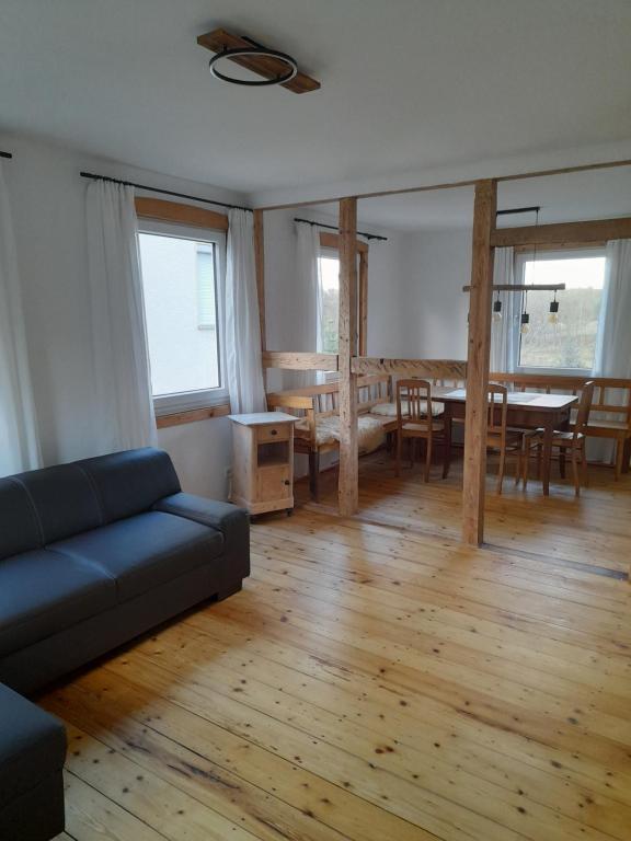 魏克爾斯海姆的住宿－LAND-Häusle，客厅配有沙发和桌子