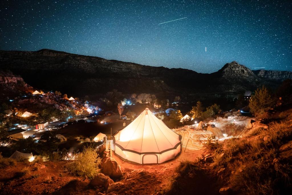 Nespecifikovaný výhled na hory nebo výhled na hory při pohledu z luxury tent