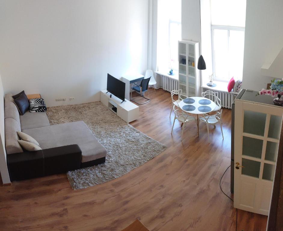 uma sala de estar com um sofá e uma mesa em City Centre Kreutzwaldi apartment em Talin