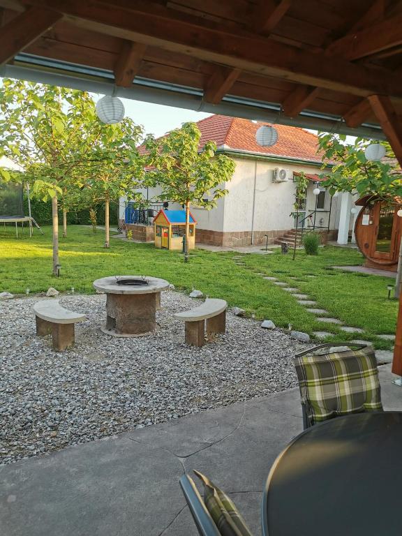 Ogród w obiekcie Zso-Zé Apartman