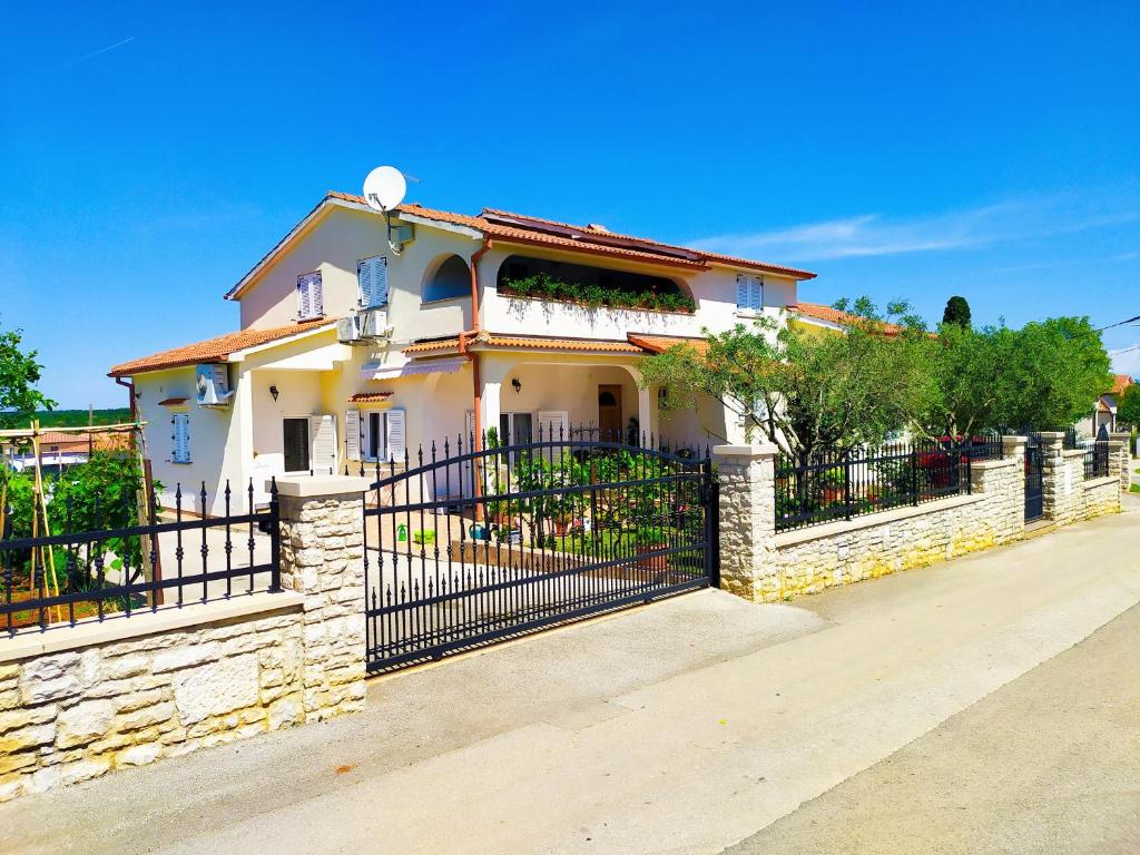 a house with a gate and a fence at Kuća za odmor - apartman Vito in Valtura
