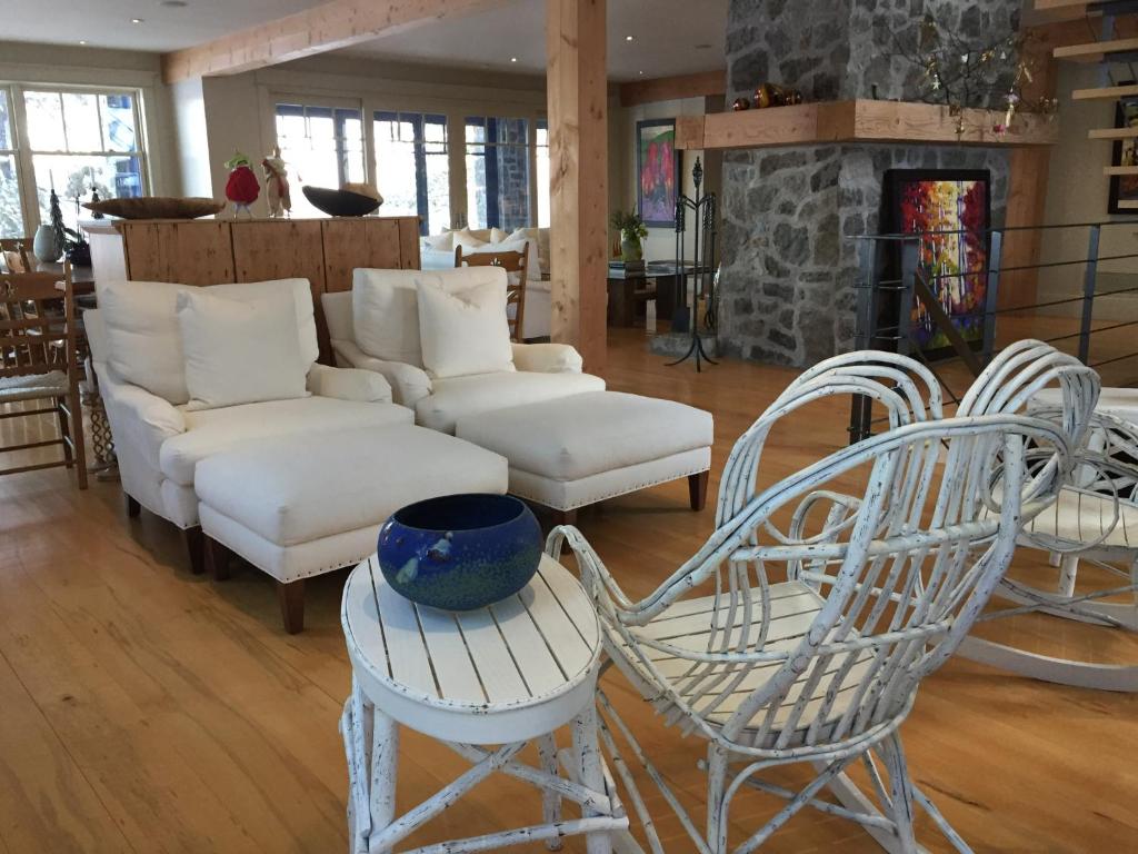 Posezení v ubytování Gîte et Atelier de L'Artiste Peintre Paysagiste Canadien Gordon Harrison
