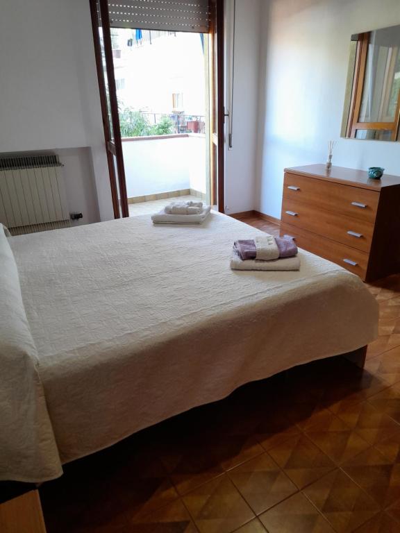 トロペアにあるTropea casa Lucky intero appartamentoのベッドルーム1室(大型ベッド1台、タオル2枚付)