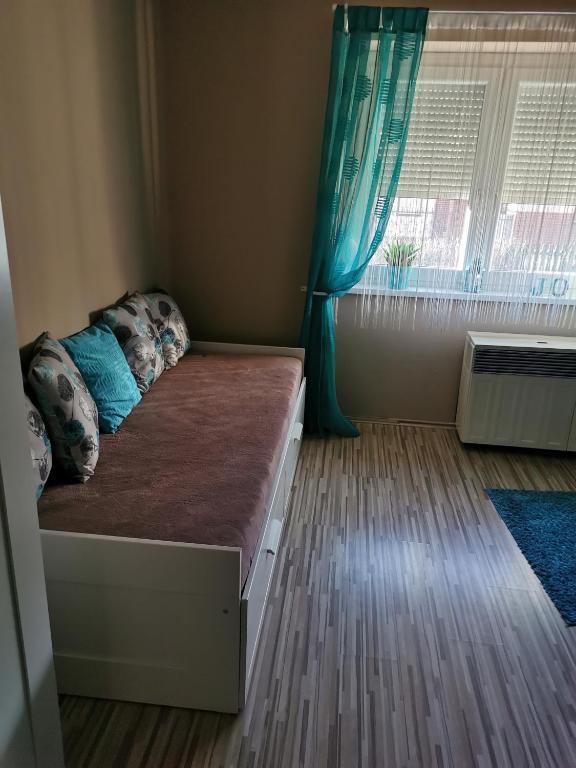 Łóżko lub łóżka w pokoju w obiekcie Zso-Zé Apartman
