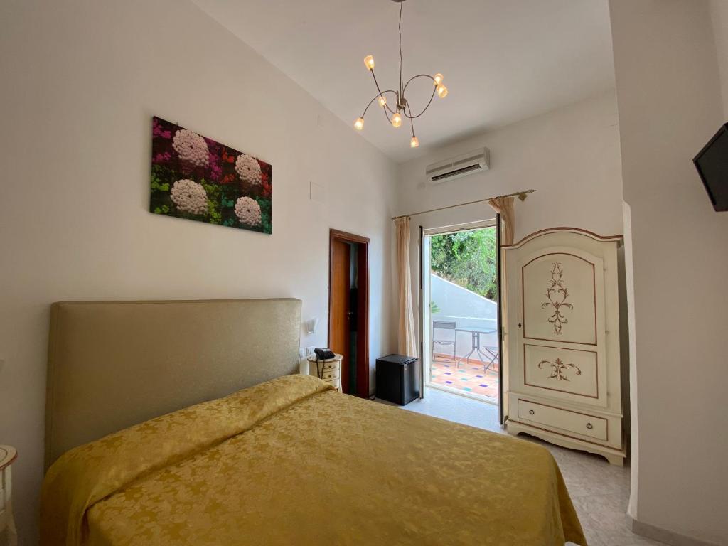 A bed or beds in a room at Hotel La Perla