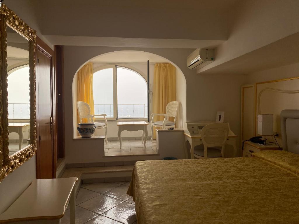 A bed or beds in a room at Hotel La Perla