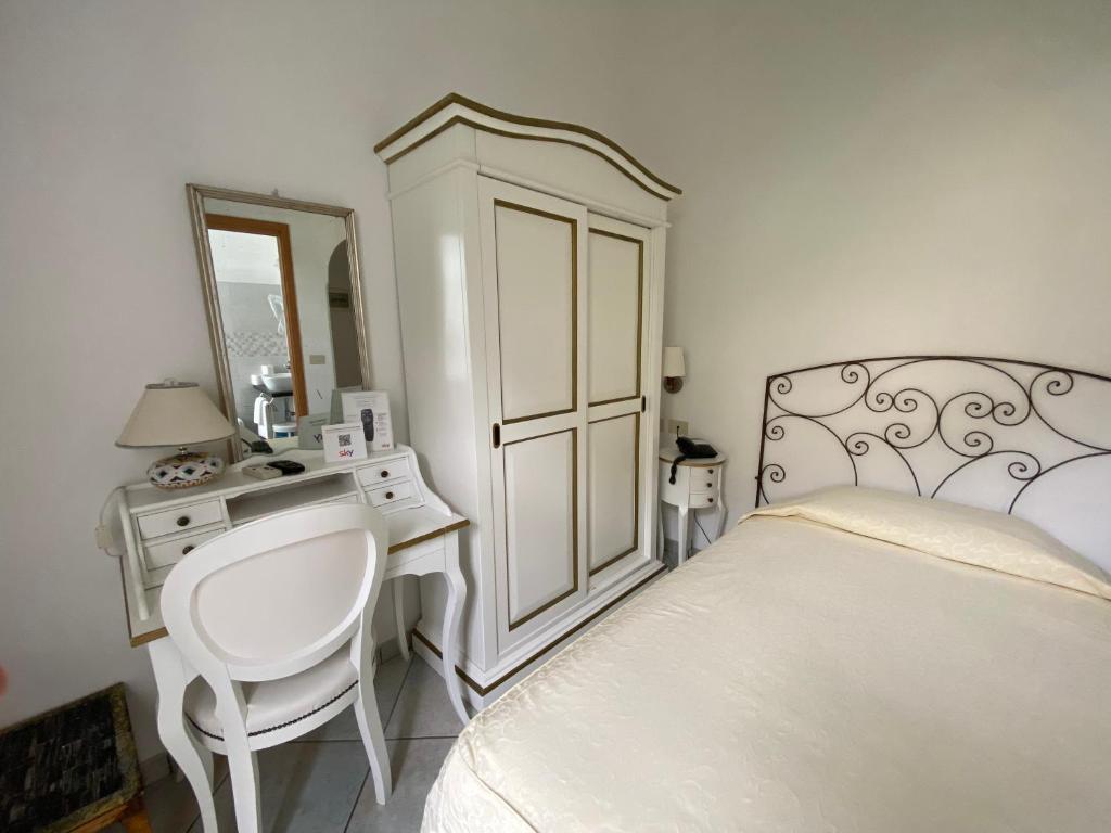 A bed or beds in a room at Hotel La Perla