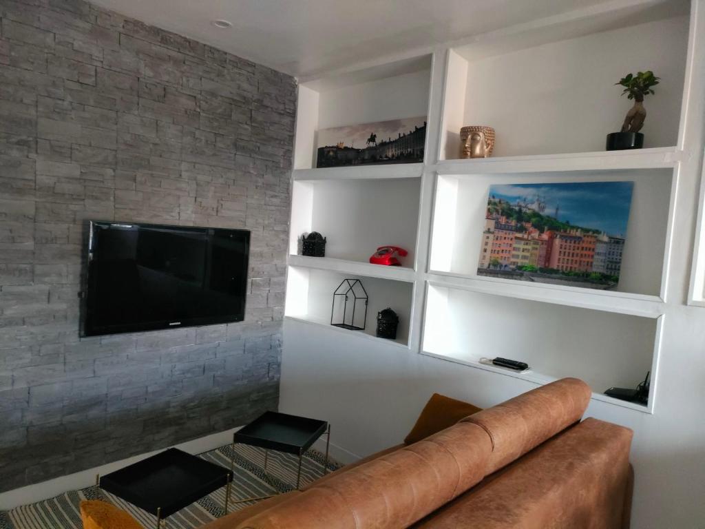 Telewizja i/lub zestaw kina domowego w obiekcie Le Petit Cocon - Parking privé - Lyon Sud