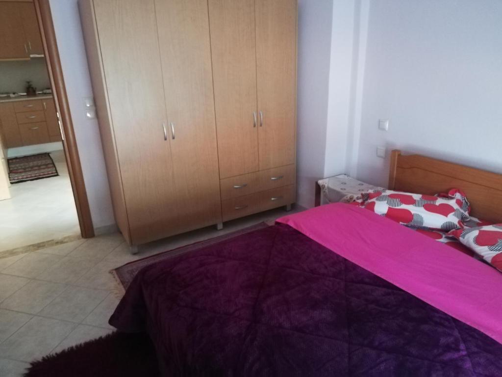 Postel nebo postele na pokoji v ubytování ΣΠΙΤΙ ΣΤΟΥΣ ΠΡΟΠΟΔΕΣ ΤΟΥ ΟΛΥΜΠΟΥ