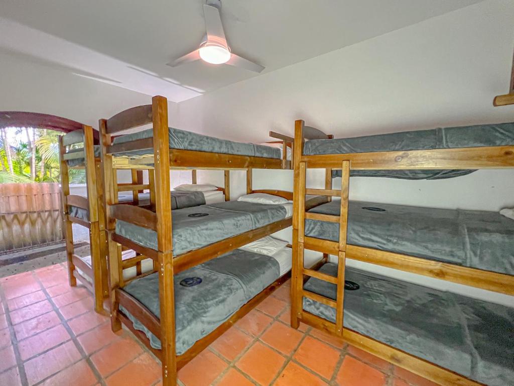a bedroom with two bunk beds in a room at Beer Hostel Suites Privativas e Compartilhadas in Ilhabela