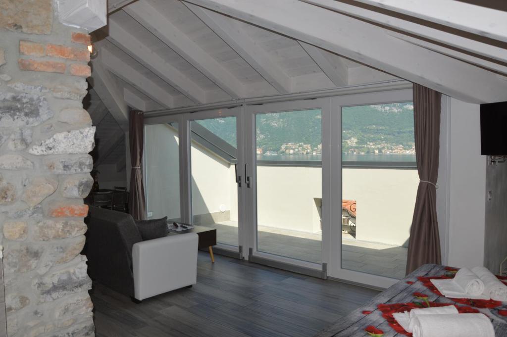 A television and/or entertainment centre at White suite - Jacuzzi, Swimming pool & Lake view
