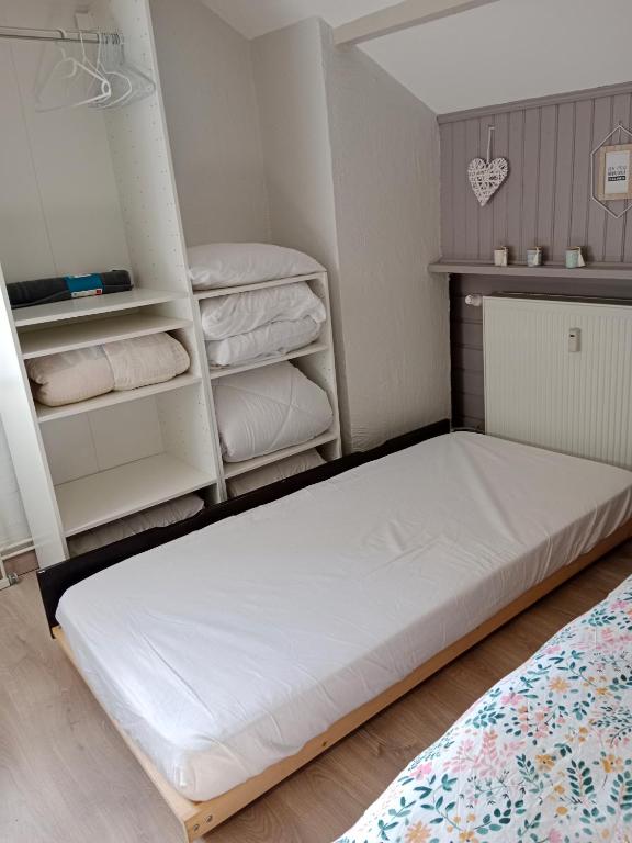 Postel nebo postele na pokoji v ubytování Gîte cosy Lac de Payolle