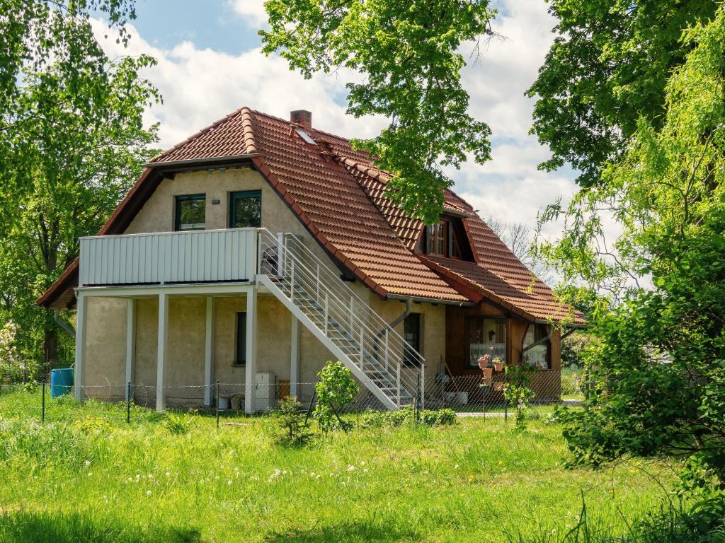 una casa vieja con una escalera delante de ella en Ferienwohnung Rohlffs Stolpe auf Usedom en Stolpe auf Usedom