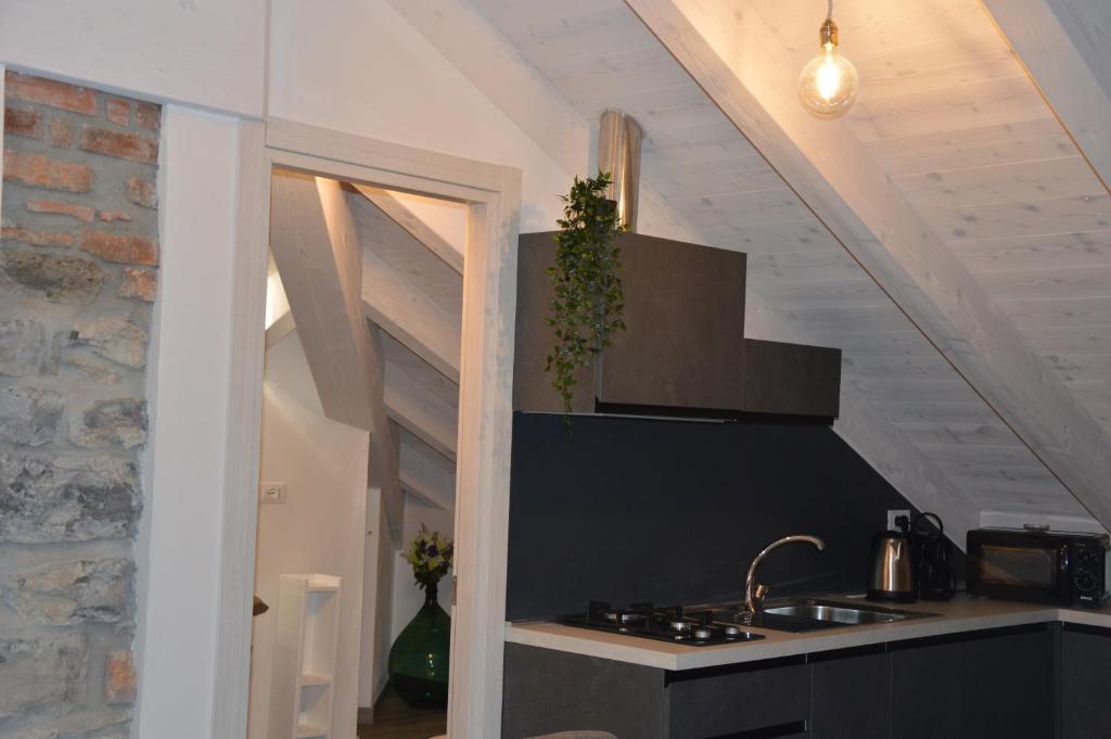 A kitchen or kitchenette at White suite - Jacuzzi, Swimming pool & Lake view