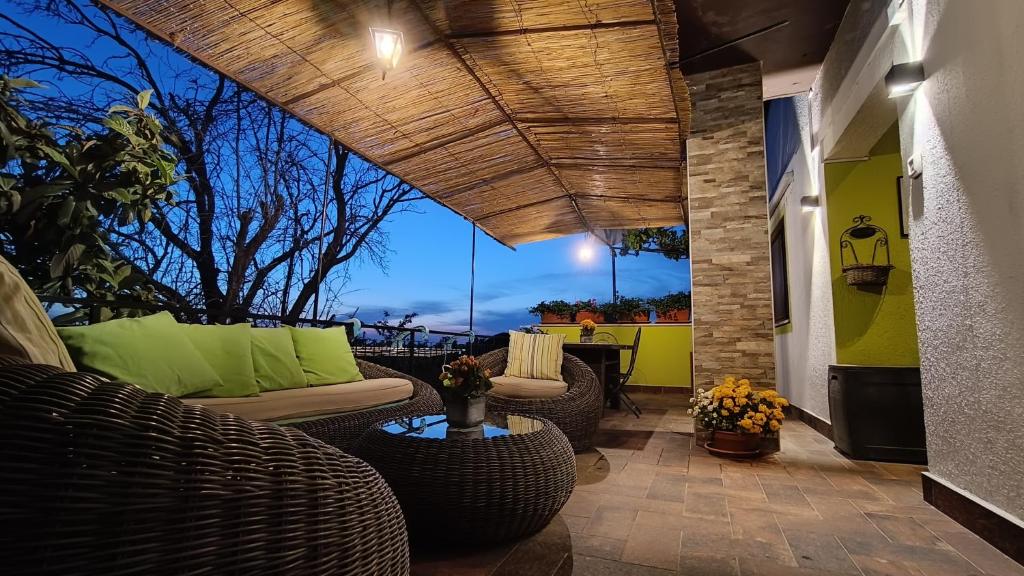 - patio z wiklinowymi krzesłami i stołem w obiekcie Apartman Ladybird w Puli