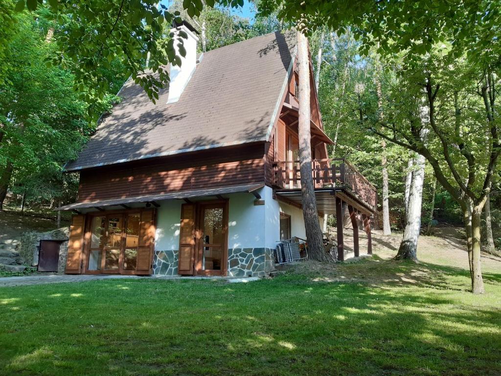 Casa de madera con porche y terraza en Holiday home Zajícovi, en Rabyně