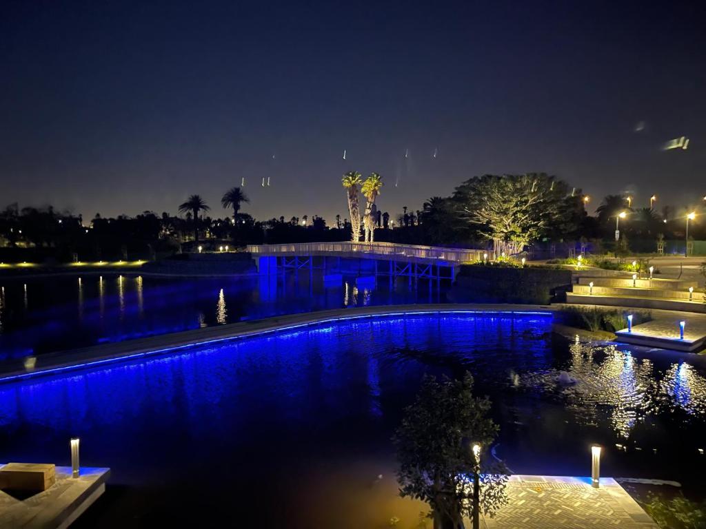una gran piscina de agua por la noche con luces azules en Bridgewater one luxury Apartment, en Ciudad del Cabo