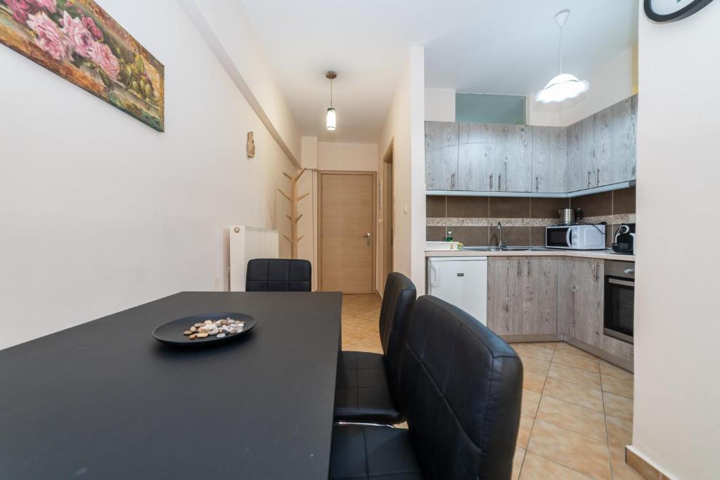 A kitchen or kitchenette at Rooms Kavala