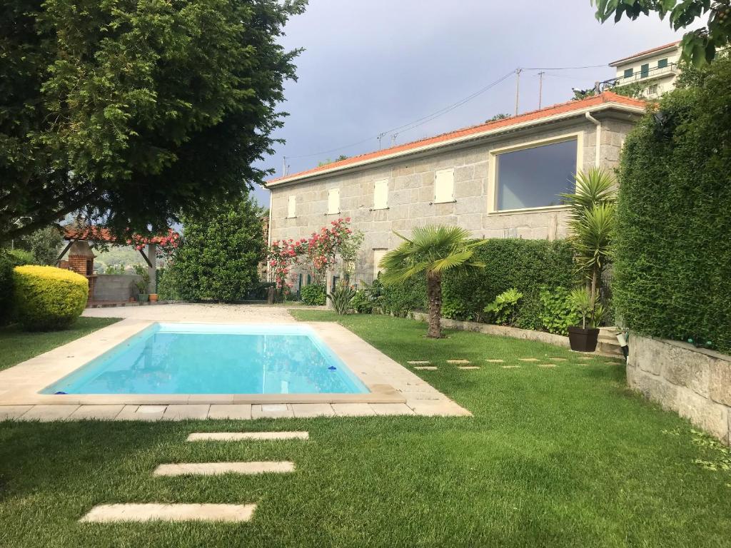 Het zwembad bij of vlak bij 3 bedrooms villa with private pool enclosed garden and wifi at Resende