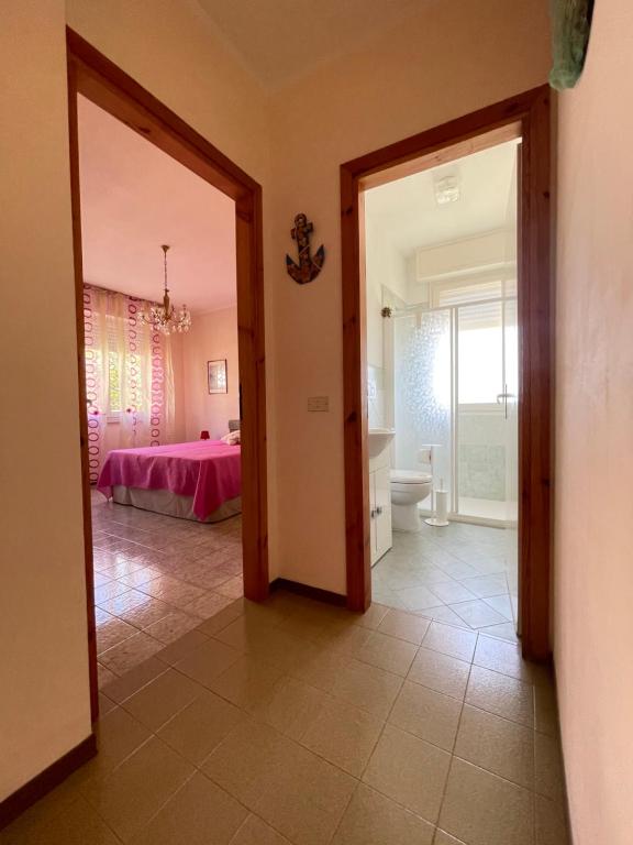 um corredor com uma casa de banho e um quarto em Appartamento ''La Piana'' em San Vincenzo