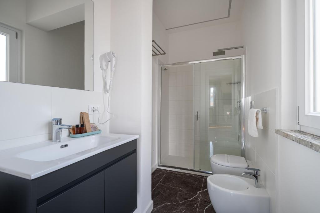 biała łazienka z umywalką i toaletą w obiekcie Attico 37 - Queen room con terrazza privata w mieście Palermo
