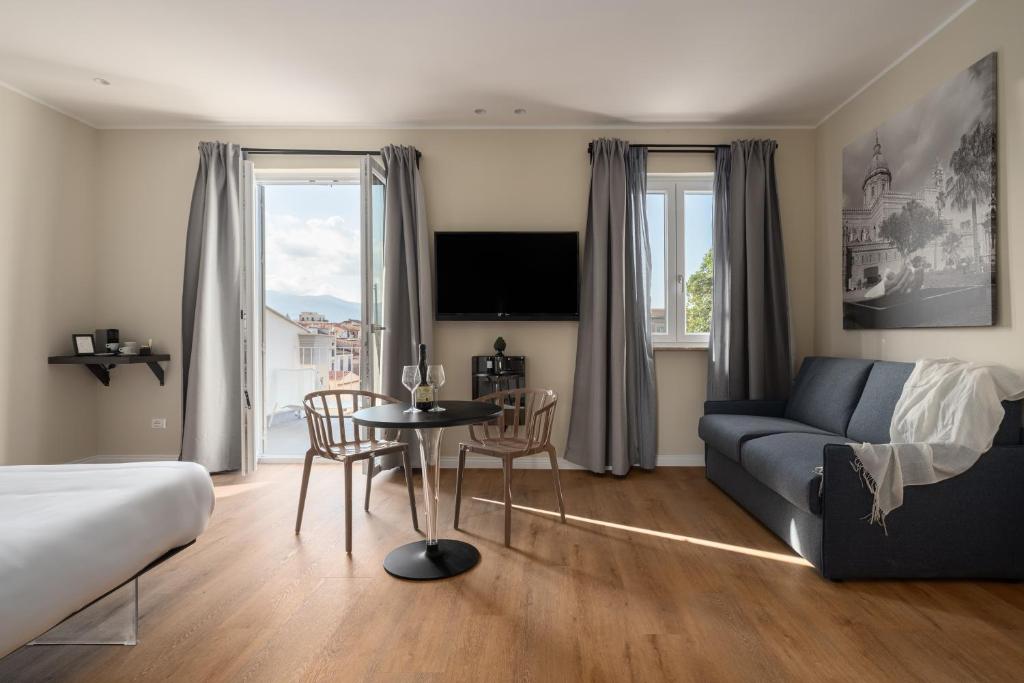 salon z kanapą i stołem z krzesłami w obiekcie Attico 37 - Queen room con terrazza privata w mieście Palermo