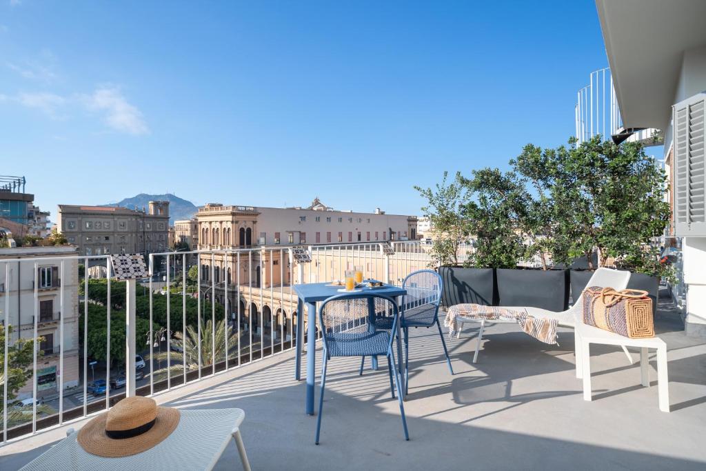 balkon ze stołem i krzesłami oraz widokiem na miasto w obiekcie Attico 37 - Queen room con terrazza privata w mieście Palermo