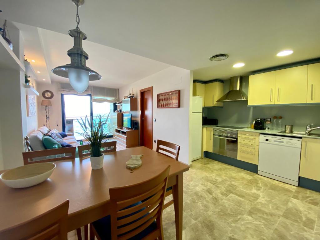 Kuchyňa alebo kuchynka v ubytovaní PRECIÓS APARTAMENT A PRIMERA LÍNIA DE MAR