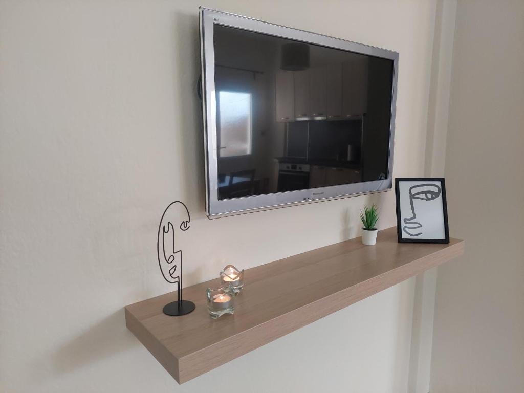 TV a/nebo společenská místnost v ubytování Neos Marmaras Holiday 1