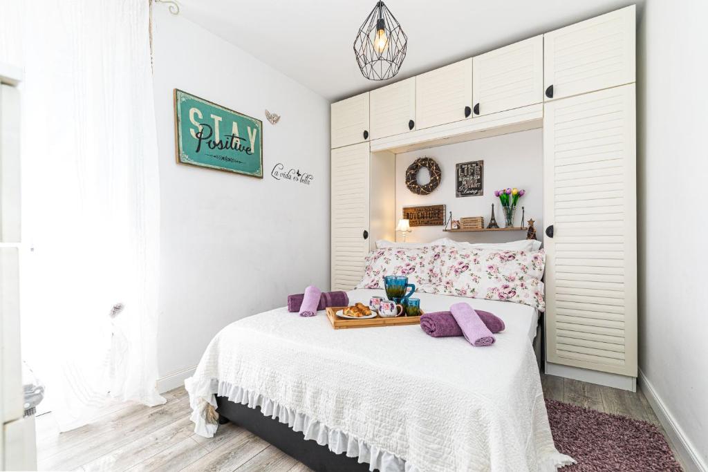 - une chambre avec un lit et un plateau de nourriture dans l'établissement Rooms Tomic, à Split