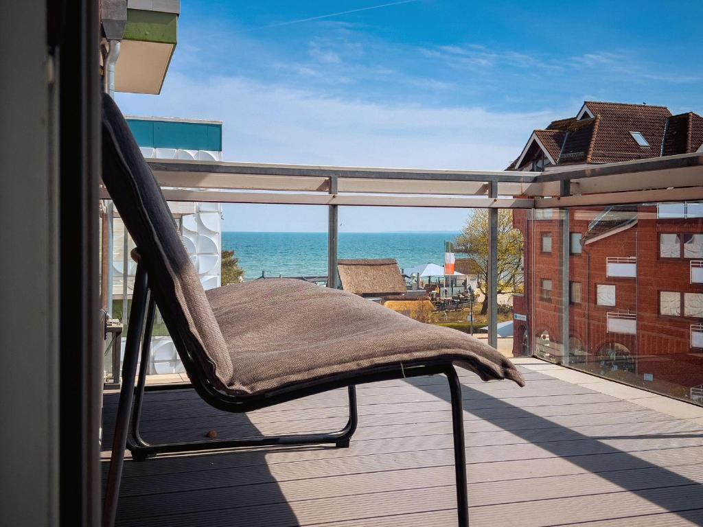 einen Stuhl auf einem Balkon mit Meerblick in der Unterkunft "Traumblick am Meer" - HAN/002 in Scharbeutz
