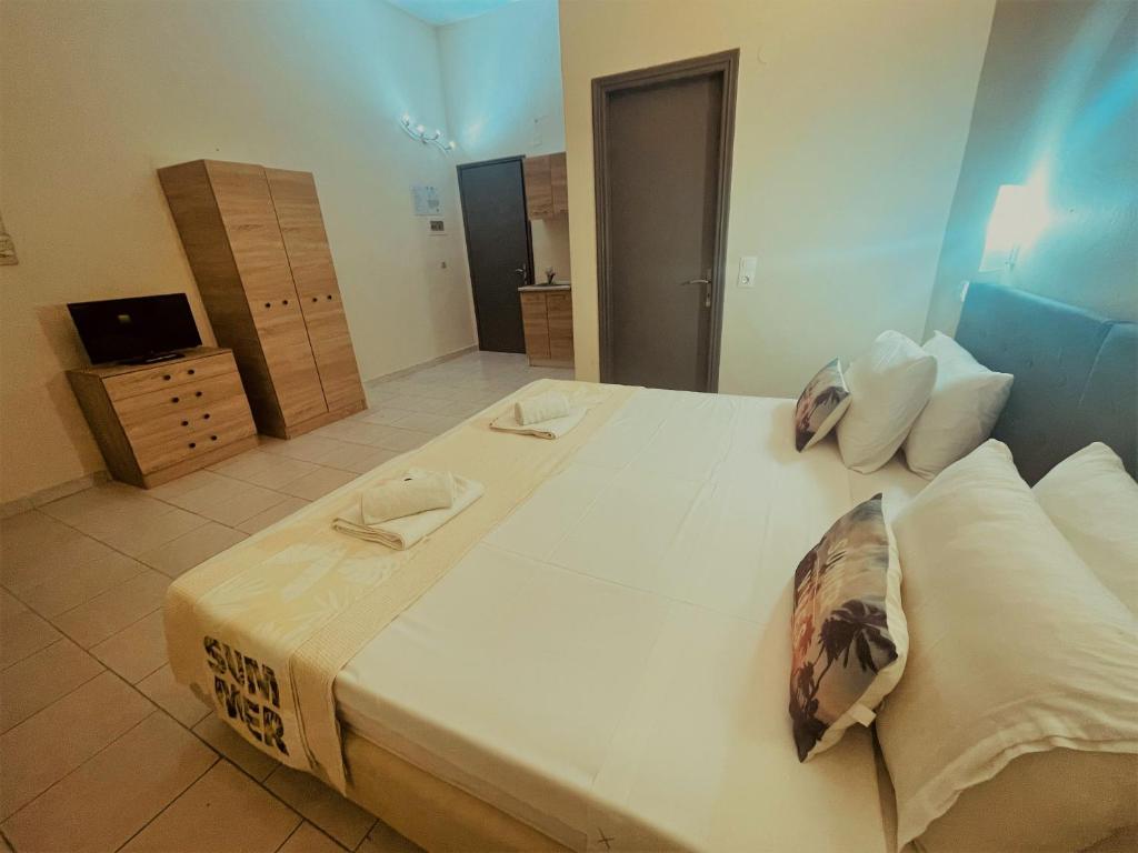 Postel nebo postele na pokoji v ubytování Sidari Vibes Aparthotel