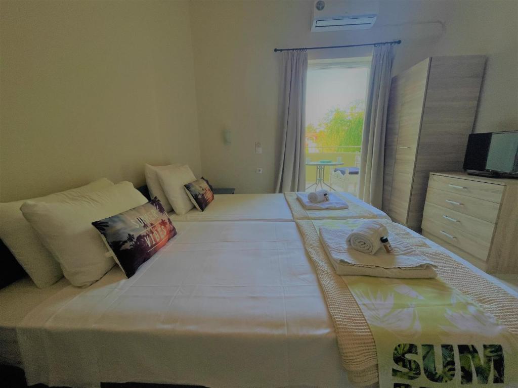 Postel nebo postele na pokoji v ubytování Sidari Vibes Aparthotel