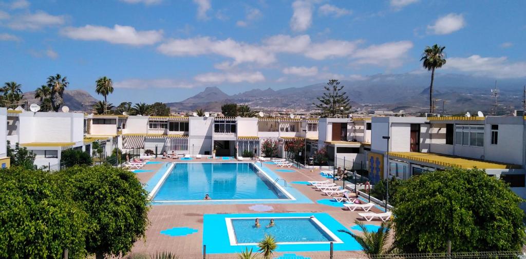 una vista aérea de un hotel con piscina en Apartamento Drago, en Costa del Silencio