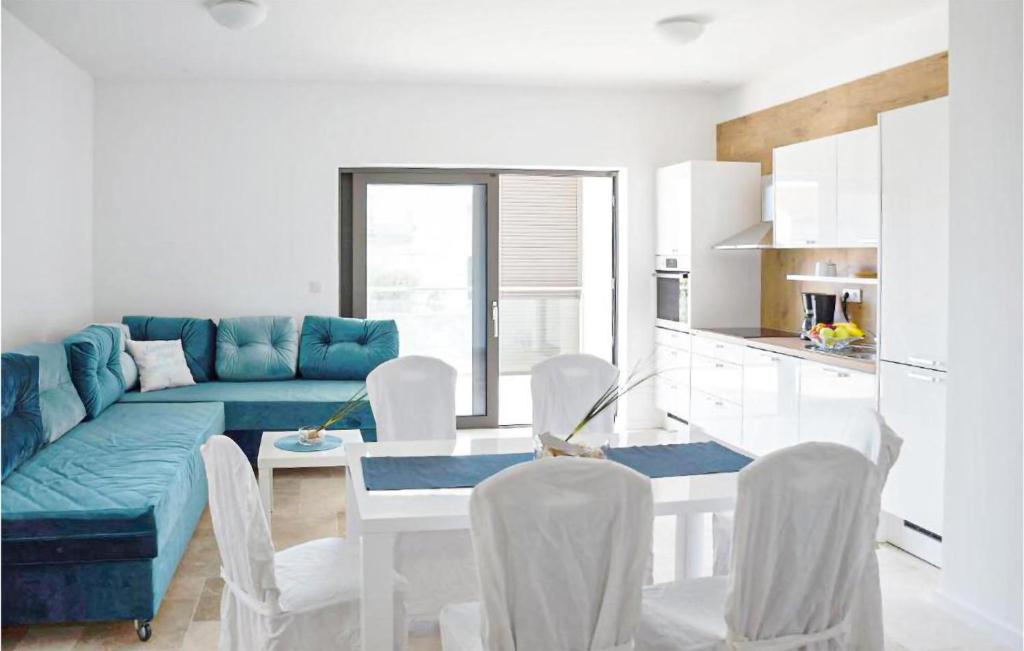 Kuchyňa alebo kuchynka v ubytovaní 2 Bedroom Lovely Apartment In Sibenik