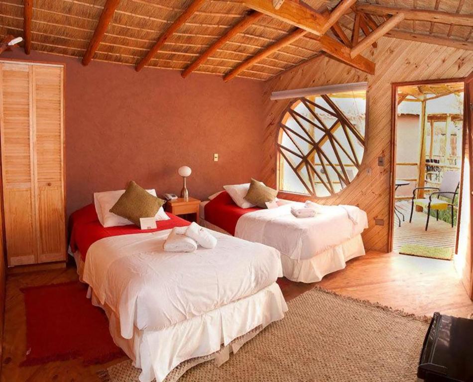 - une chambre avec 2 lits dans l'établissement Hotel Poblado Kimal, à San Pedro de Atacama