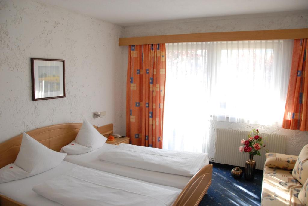 Postel nebo postele na pokoji v ubytování Hotel Edelweiss