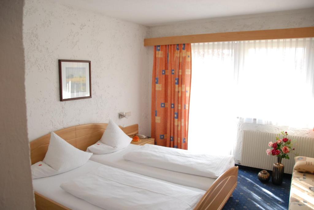 Postel nebo postele na pokoji v ubytování Hotel Edelweiss