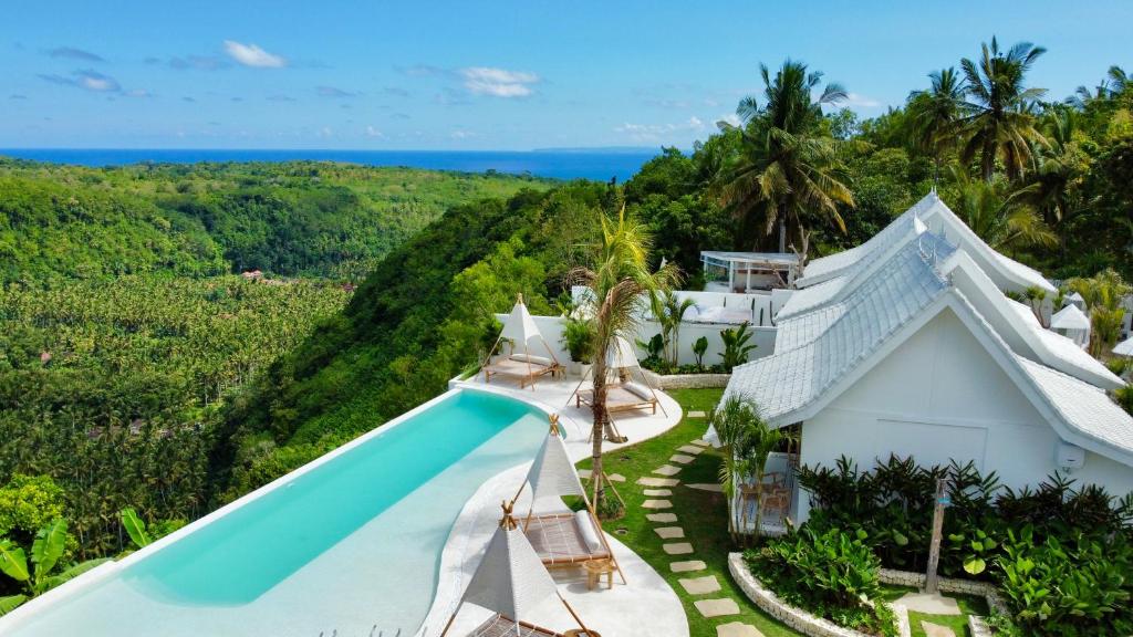 珀尼达岛Atalaya Villas Nusa Penida - Adults only的带泳池的别墅的鸟瞰图