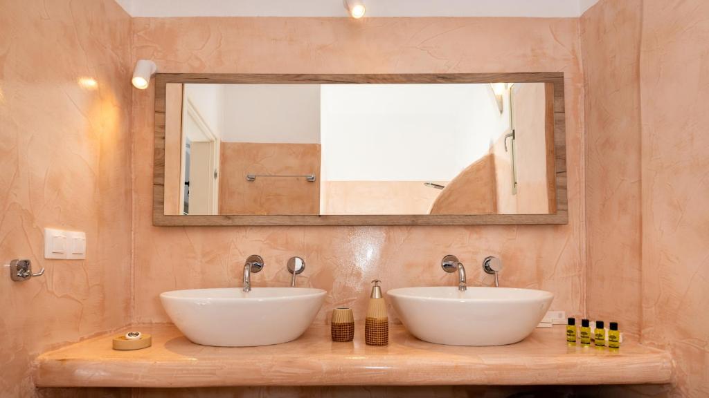 Aerenia Luxury Suites - 8