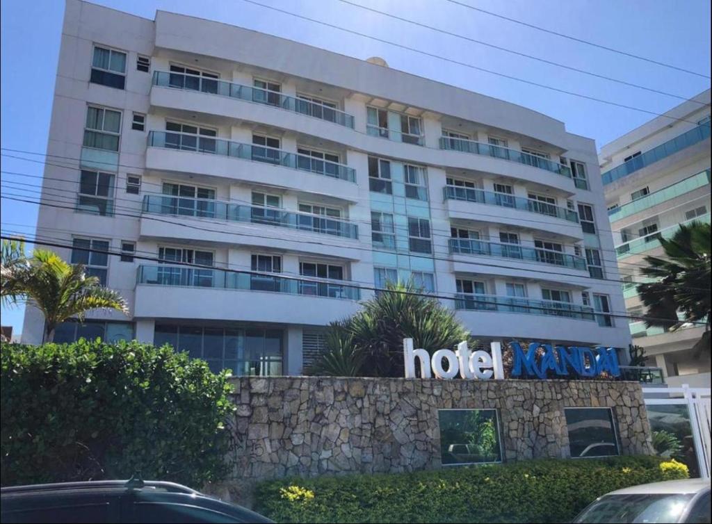 um sinal de hotel em frente a um edifício em Mandai 01 suíte APT 311 MC temporadas em Cabo Frio